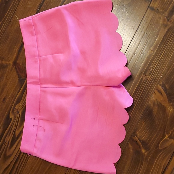 NEW w/o tags Express Hot Pink Scalloped Bottom Shorts, pockets, side zipper, 8 - Picture 4 of 4